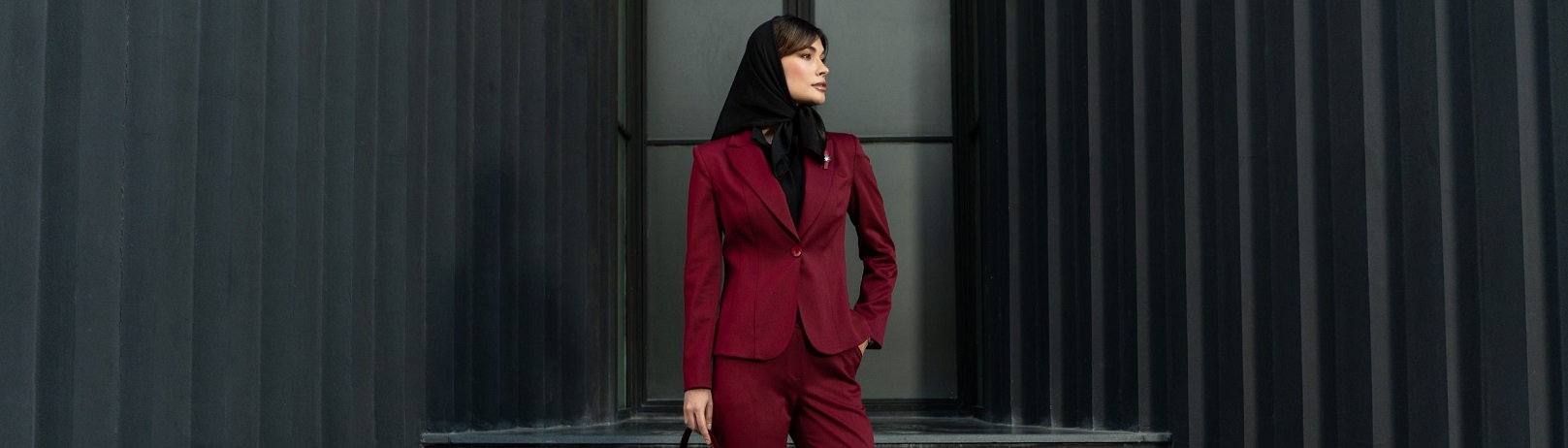 چرا کت و شلوار کلاسیک زنانه همیشه جذاب است؟