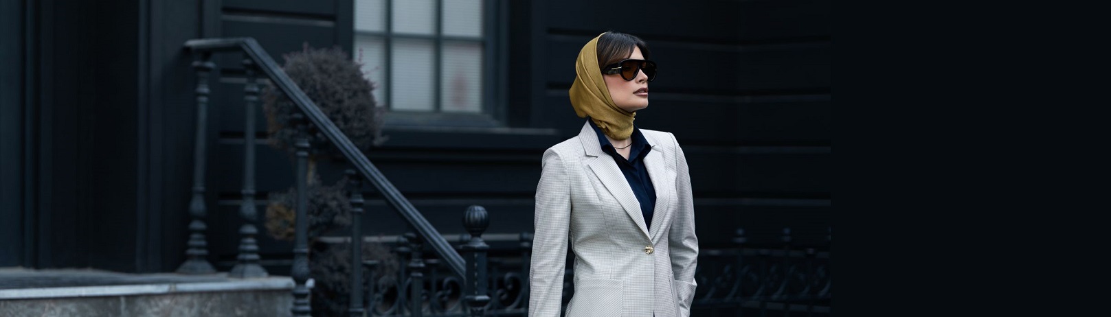 قدرت و زیبایی کت و شلوار کلاسیک زنانه در فضای کار